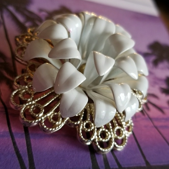 Relisted - vintage Sarah Coventry large white flower brooch - Picture 3 of 6